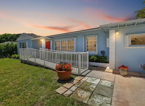 277 NW 3rd Ct, Boca Raton, FL 33432