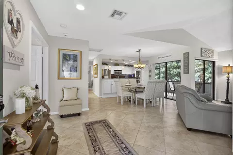 23 Lexington Ln W #B, Palm Beach Gardens, FL 33418