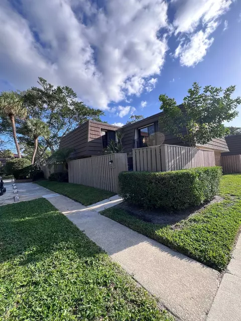 1417 14th Ct, Palm Beach Gardens, FL 33410