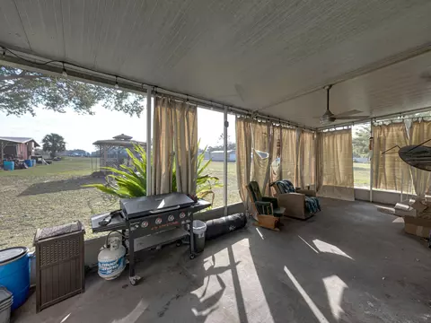Exterior - 11404 Lithia Pinecrest Rd, Lithia, FL 33547 photo 6 of 17