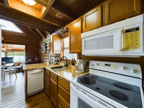 Kitchen - 8348 Us-441, Okeechobee, FL 34974 photo 2 of 3