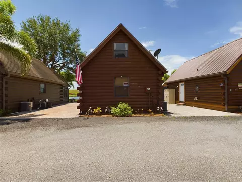 Exterior - 8348 Us-441, Okeechobee, FL 34974 photo 3 of 8