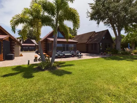 Exterior - 8348 Us-441, Okeechobee, FL 34974 photo 4 of 8