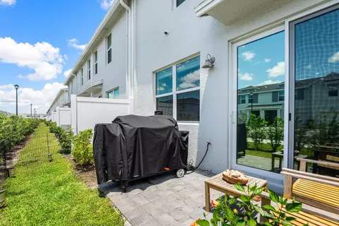 Exterior - 5739 SEdgewater Cir, Stuart, FL 34997 photo 5 of 10