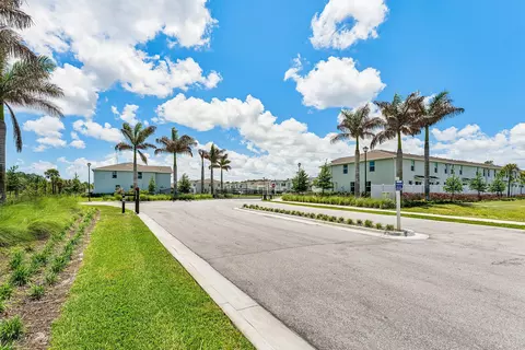 Exterior - 5739 SEdgewater Cir, Stuart, FL 34997 photo 8 of 10