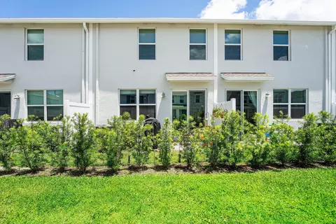 Exterior - 5739 SEdgewater Cir, Stuart, FL 34997 photo 6 of 10