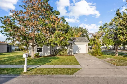 Exterior - 945 SE Forrest Park Dr, Stuart, FL 34994 photo 1 of 7