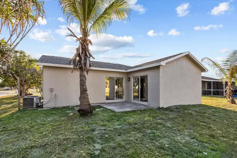 Exterior - 945 SE Forrest Park Dr, Stuart, FL 34994 photo 3 of 7