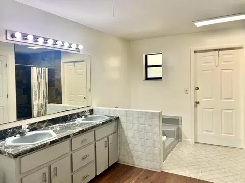 Bath - 3856 SW 11th Ave, Okeechobee, FL 34974 photo 2 of 6