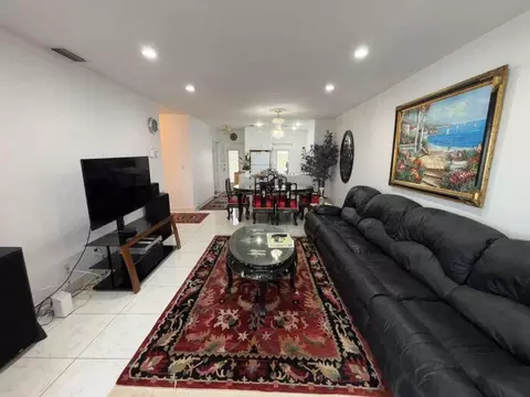 4706 NW 36th St #605, Lauderdale Lakes, FL 33319