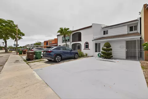 1819 W 68th St, Hialeah, FL 33014