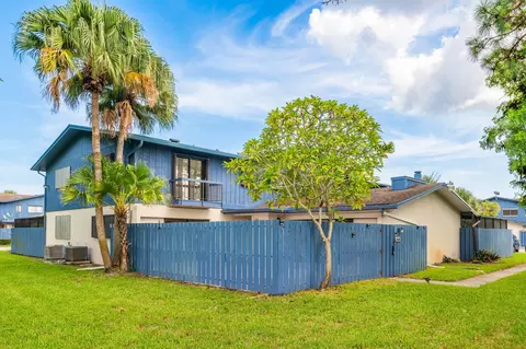 4643 Holly Lake Dr, Lake Worth, FL 33463