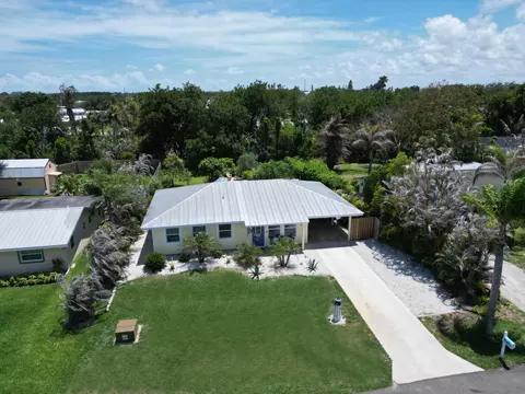 8704 SE Jardin St, Hobe Sound, FL 33455