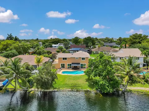 621 SW 98th Ter, Pembroke Pines, FL 33025