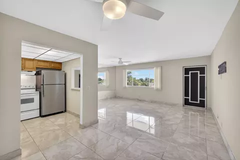 300 S Village Green Cir S #420, Palm Springs, FL 33461
