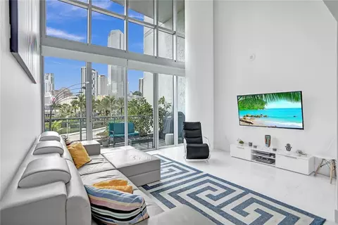 90 SW 3rd St #TH300B, Miami, FL 33130