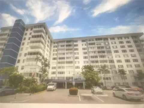 4350 Hillcrest Dr #704, Hollywood, FL 33021