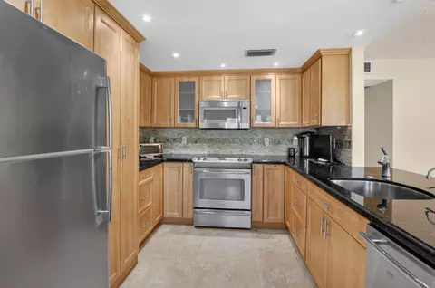 1027 Yarmouth Dr #B, Boca Raton, FL 33434