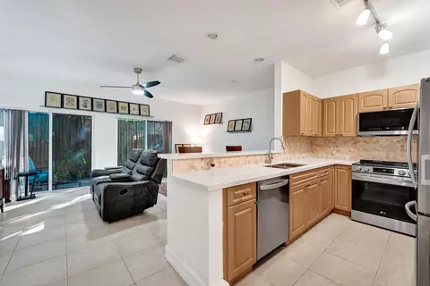 1743 NE 4th Ave #F4, Fort Lauderdale, FL 33305