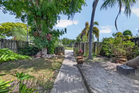 Exterior - 1036 E Lakes Dr, Pompano Beach, FL 33064 photo 8 of 12