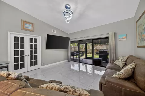 Living - 1036 E Lakes Dr, Pompano Beach, FL 33064 photo 4 of 4