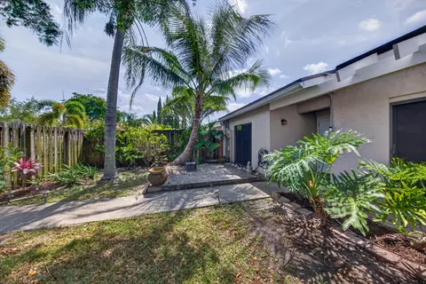 Exterior - 1036 E Lakes Dr, Pompano Beach, FL 33064 photo 7 of 12