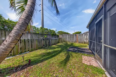 Exterior - 1036 E Lakes Dr, Pompano Beach, FL 33064 photo 5 of 12