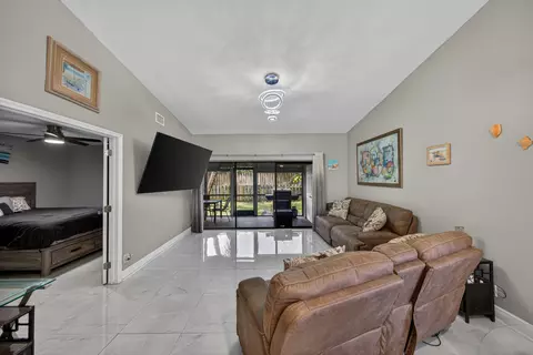 Living - 1036 E Lakes Dr, Pompano Beach, FL 33064 photo 3 of 4