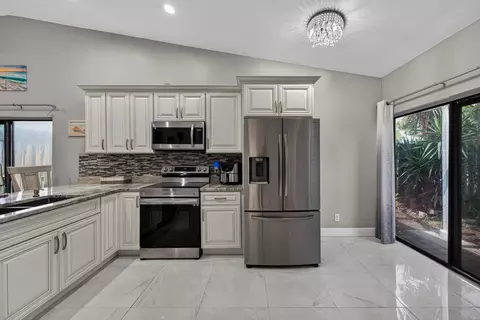 Kitchen - 1036 E Lakes Dr, Pompano Beach, FL 33064 photo 3 of 5