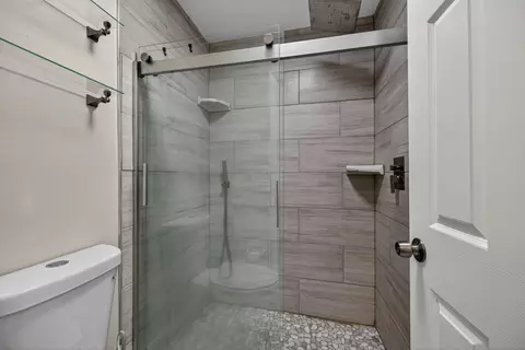 Bath - 1036 E Lakes Dr, Pompano Beach, FL 33064 photo 3 of 4