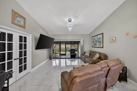 Living - 1036 E Lakes Dr, Pompano Beach, FL 33064 photo 2 of 4