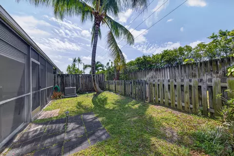 Exterior - 1036 E Lakes Dr, Pompano Beach, FL 33064 photo 6 of 12
