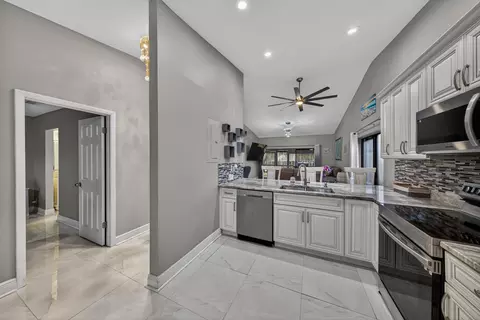 Entry Way - 1036 E Lakes Dr, Pompano Beach, FL 33064 photo 2 of 3
