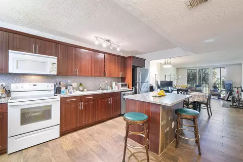 250 Jacaranda Dr #308, Plantation, FL 33324