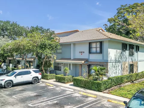 9867 Riverside Dr, Coral Springs, FL 33071