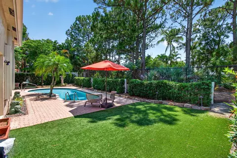 68 Lake Eden Dr, Boynton Beach, FL 33435