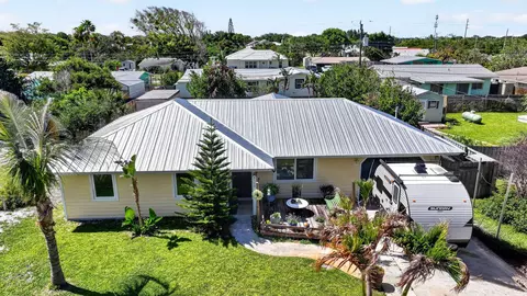 8143 SE Woodland Rd, Hobe Sound, FL 33455