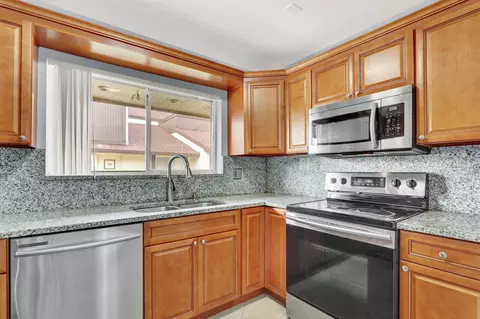 5272 Bosque Ln #31, West Palm Beach, FL 33415