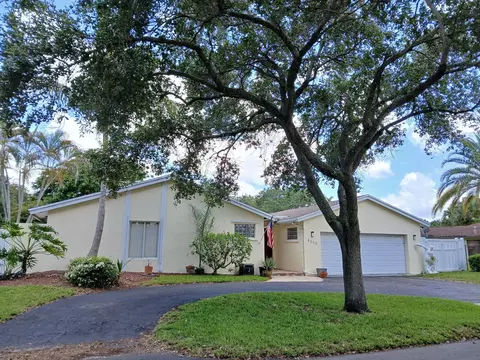 4010 W Sailboat Dr, Hollywood, FL 33026