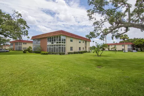 61 Woodland Dr #106, Vero Beach, FL 32962