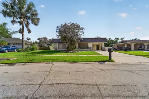 214 NE Camelot Dr, Port Saint Lucie, FL 34983