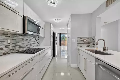 7451 NW 16th St #407, Plantation, FL 33313