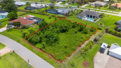 2012 SE Giffen Ave, Port St Lucie, FL 34952