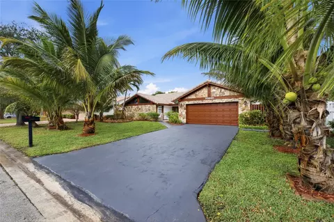 10949 NW 1st Mnr, Coral Springs, FL 33071
