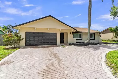 3905 E Woodscape Dr, Miramar, FL 33023