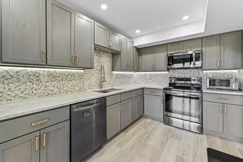 5250 Woodland Lakes Dr #327, Palm Beach Gardens, FL 33418