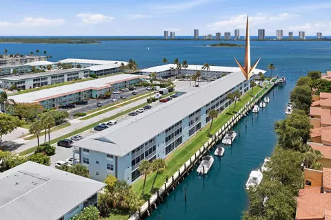 120 Lehane Ter #202, North Palm Beach, FL 33408
