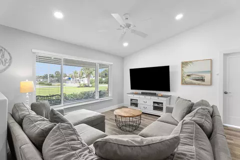 701 SE Dolphin Dr, Stuart, FL 34996 photo 5