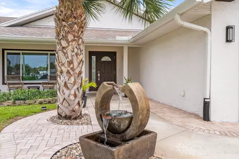 701 SE Dolphin Dr, Stuart, FL 34996 photo 4