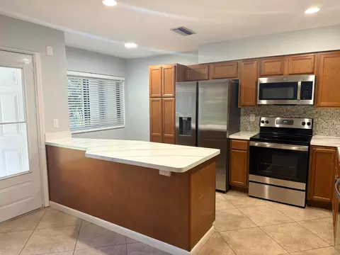 4075 N Palm Forest Dr N, Delray Beach, FL 33445